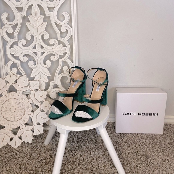 BRAND NEW IN BOX. Emerald green Velvet, nonslip base, leather insole 4 inch! - Picture 6 of 13